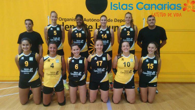 As jogadoras e o treinador do CV Aguere nesta temporada.