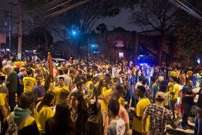 Torcedores se reúnem em bares para celebrar o Mundial.