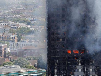 Adultos jogaram crianças pequenas das janelas da Torre Grenfell, na região oeste de Londres, em uma tentativa de salvá-las do incêndio