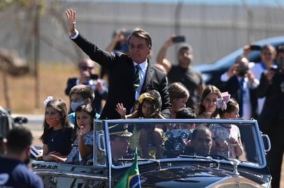 Jair Bolsonaro com crianças no Rolls Royce presidencial, durante o 7 de setembro, em Brasília