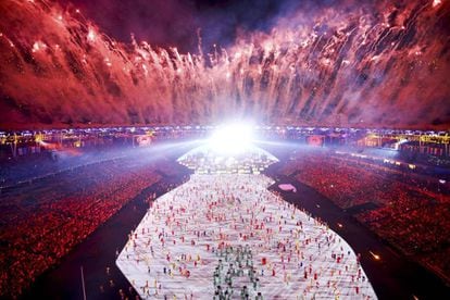 Fogos de artifício, na abertura da Olimpíada.