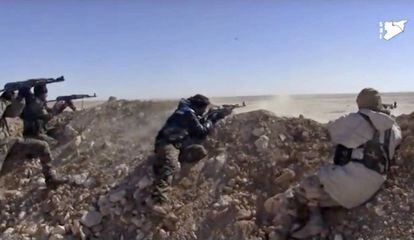Milicianos das Forças Democráticas Sírias combatem o Estado Islâmico nos arredores de Raqqa.