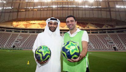 Xavi com Hassan Al-Thawadi, secretário-geral da Copa de 2022.