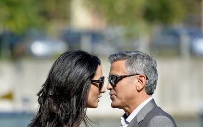 A advogada Amal Alamuddin e o ator George Clooney na chegada a Veneza para celebrarem seu casamento, em setembro passado.