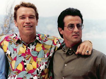 Uma foto impensable em 1990: Arnold Schwarzenegger e Sylvester Stallone, megaestrellas de cinema e inimigos declarados, posando juntos para a imprensa no Festival de Cannes.