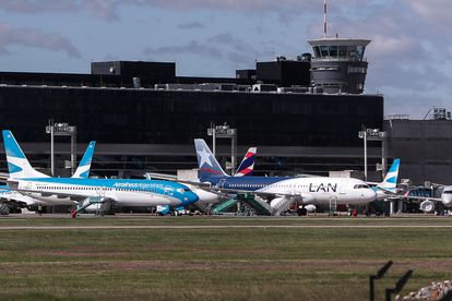 Um avião da Latam estacionado com outros da sua concorrente Aerolineas Argentinas no aeroporto de Buenos Aires em 14 de abril de 2020.