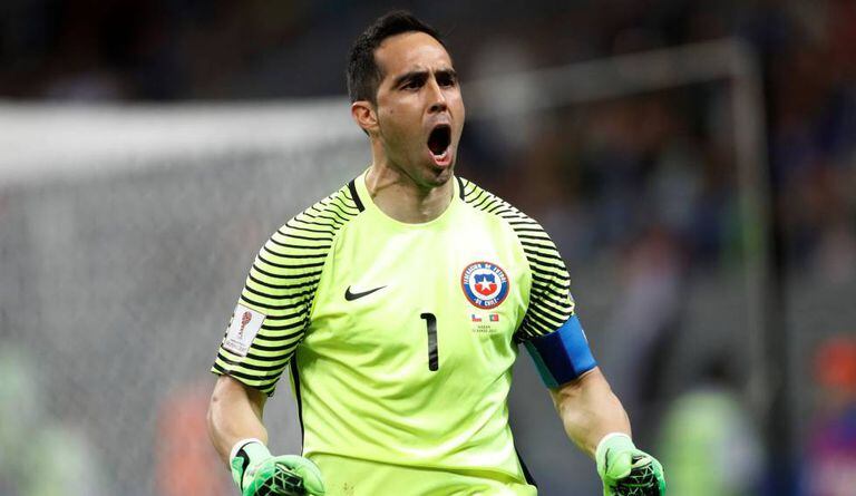 Claudio Bravo celebra defesas que classificaram o Chile.