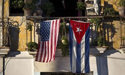 As bandeiras dos EUA e de Cuba penduradas em uma sacada de Havana, nesta semana.
