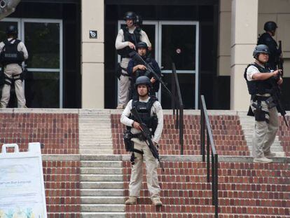 For&ccedil;as de seguran&ccedil;a na Universidade da Calif&oacute;rnia, em Los Angeles. 