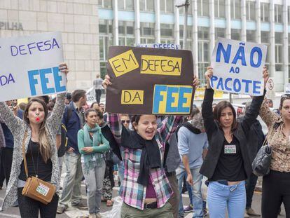 Servidores protestam em Porto Alegre contra o fim da Fundação de Economia e Estatística (FEE), uma das nove que serão extintas.
