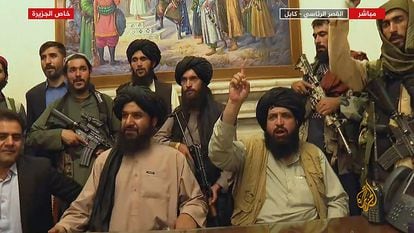 Um grupo militantes do Talibã no palácio presidencial de Cabul, em uma imagem da Al Jazeera exibida em 16 de agosto. Em vídeo, o Talibã toma o Palácio presidencial de Cabul.