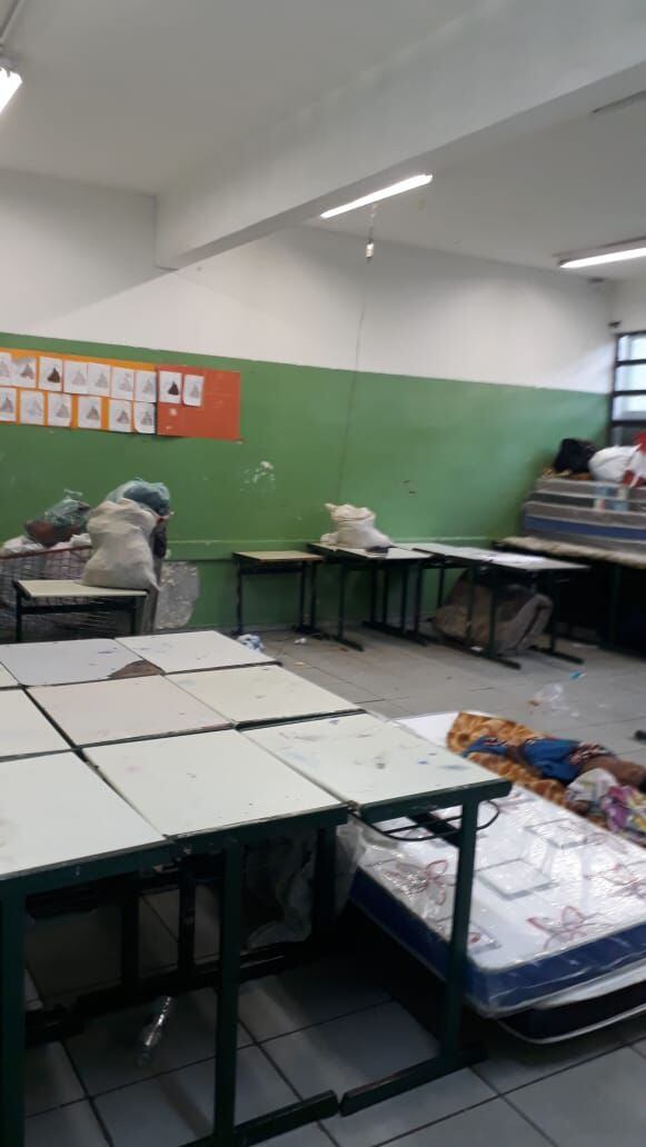 Área interna da escola estadual Heckel Tavares, onde os desabrigados dormem.