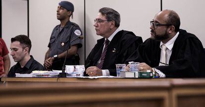 Vendramini entre o PM Djalma (à esquerda) e o sócio Renato Soares do Nascimento (à direita) durante o juri.