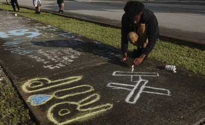 Um fã homenageia o rapper XXXTentacion depois de sua morte, na Flórida.