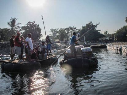 Comerciantes no rio Suchiate, na fronteira entre o México e a Guatemala