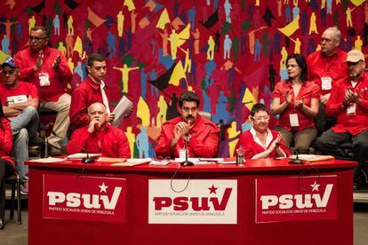 Maduro, no centro, no congresso do PSUV, neste domingo