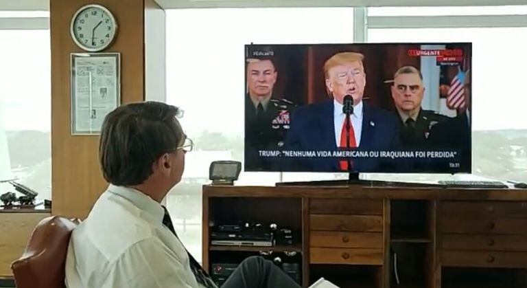 Em vídeo publicado em suas redes sociais, o presidente Jair Bolsonaro assiste ao pronunciamento de Donald Trump nesta quarta-feira.