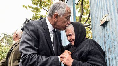 O presidente português, Marcelo Rebelo de Sousa, consola uma idosa de Vouzela, vítima dos incêndios.