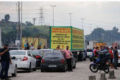 Caminhoneiros protestam contra elevação no preço do diesel na rodovia BR-040, em Duque de Caxias.