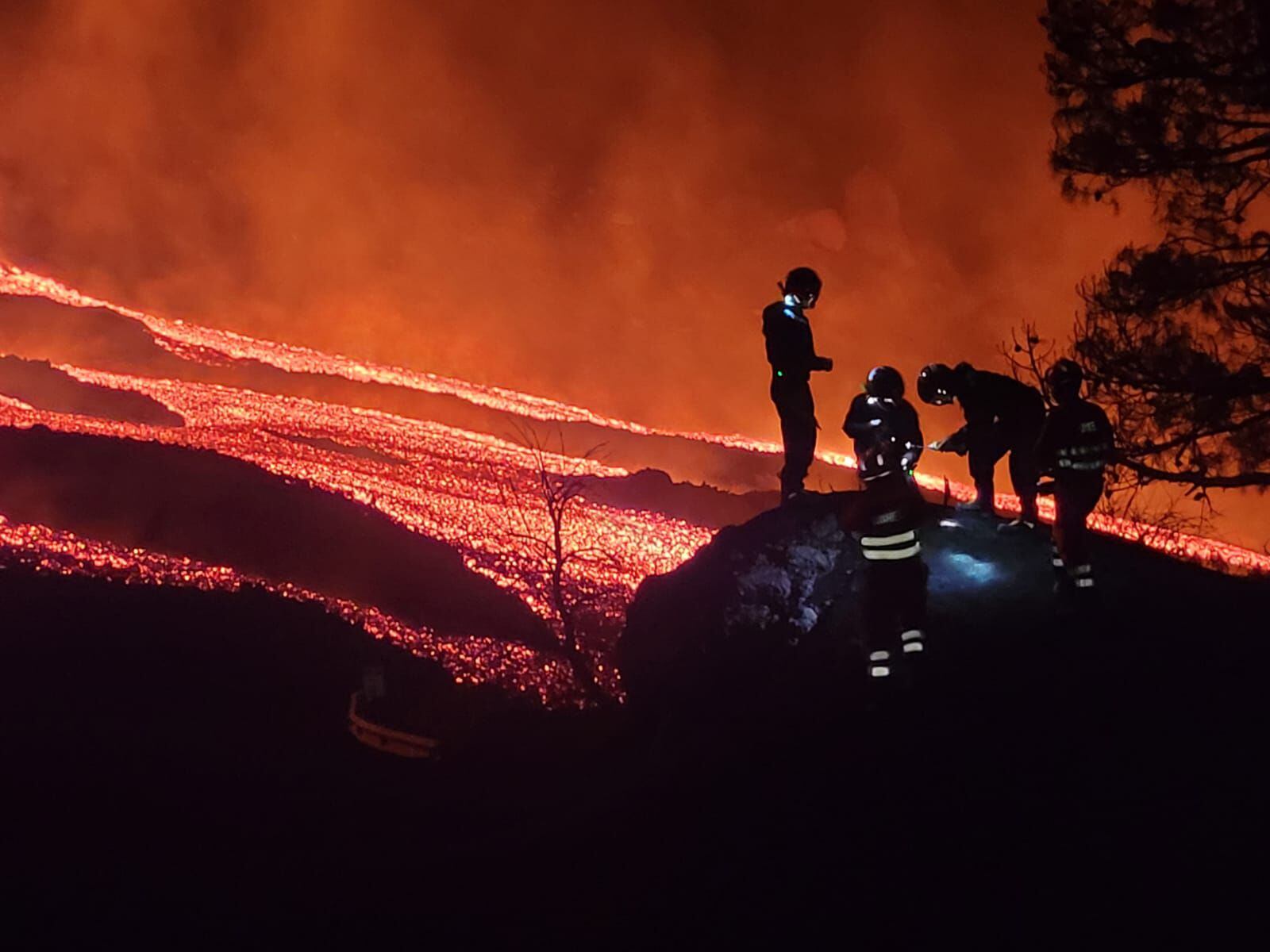Cinco membros da Unidade Militar de Emergências recolhem amostras de lava no vulcão de La Palma. 