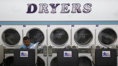 Um eleitor exerce seu direito ao voto em uma lavanderia em Chicago.