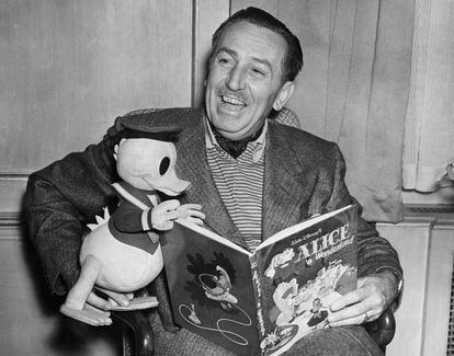 Apesar de a maioria acreditar que 52 anos após sua morte Walt Disney permanece congelado, a única verdade é que foi cremado em 1966