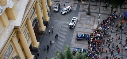 Dezenas de pessoas ao redor da Catedral Metropolitana de Campinas, após o ataque a tiros.