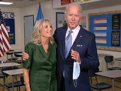 Jill e Joe Biden depois do pronunciamento dela na convenção da terça-feira.