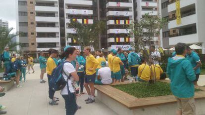 Grupo de pessoas evacuou o prédio onde está a delegação da Austrália.