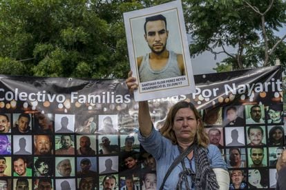 Uma mulher de Nayarit que busca a seu filho Santiago Reis protesta às periferias do serviço forense de Jalisco.