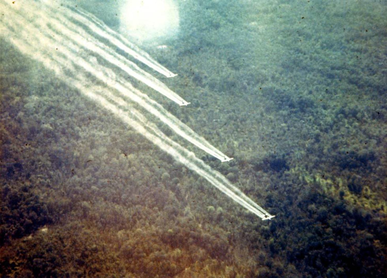 A Força Aérea dos EUA realizou 20.000 missões de pulverização de herbicidas.