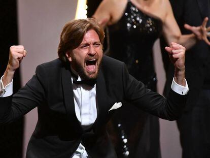 O diretor sueco Ruben Östlund, após receber a Palma de Ouro do Festival de Cannes.