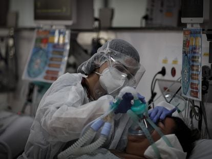 Profissional de saúde com paciente em hospital no M'Boi Mirim, em São Paulo, no último 12 de março.