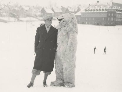 A fascinante coleção de retratos com pessoas vestidas de ursos polares ao longo do século 20