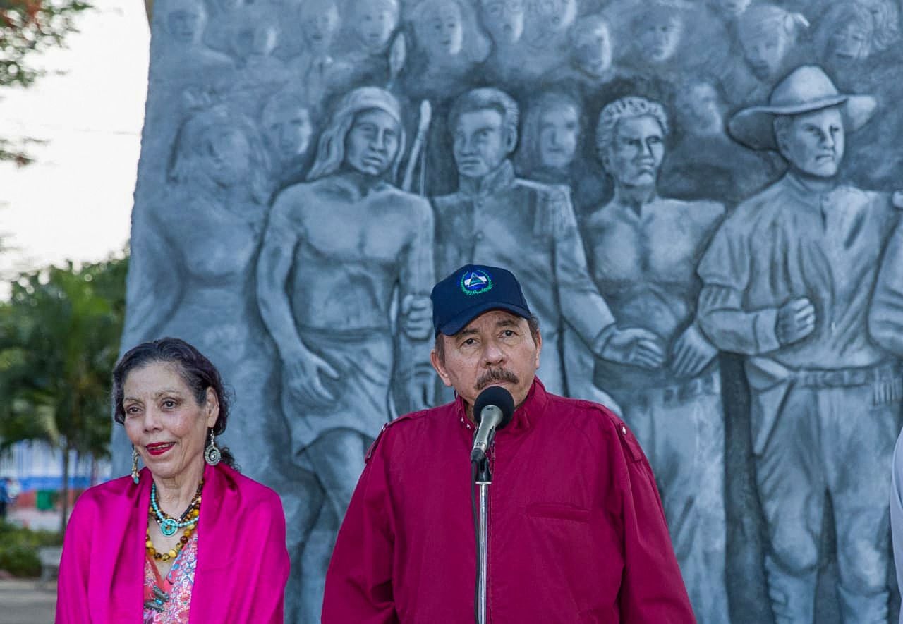 Daniel Ortega e Rosario Murillo na cerimônia de aniversário do líder sandinista Carlos Fonseca Amador na Praça da Revolução.