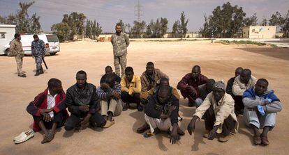 Grupo de imigrantes em centro de internação para estrangeiros em Misrata.