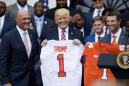 Donald Trump, na segunda-feira, dia 12 de junho, com uma camiseta da Universidade de Clemson, em Washington.