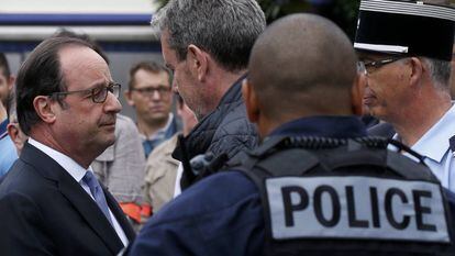 François Hollande conversa com policiais no lugar em que foi assassinado um padre.