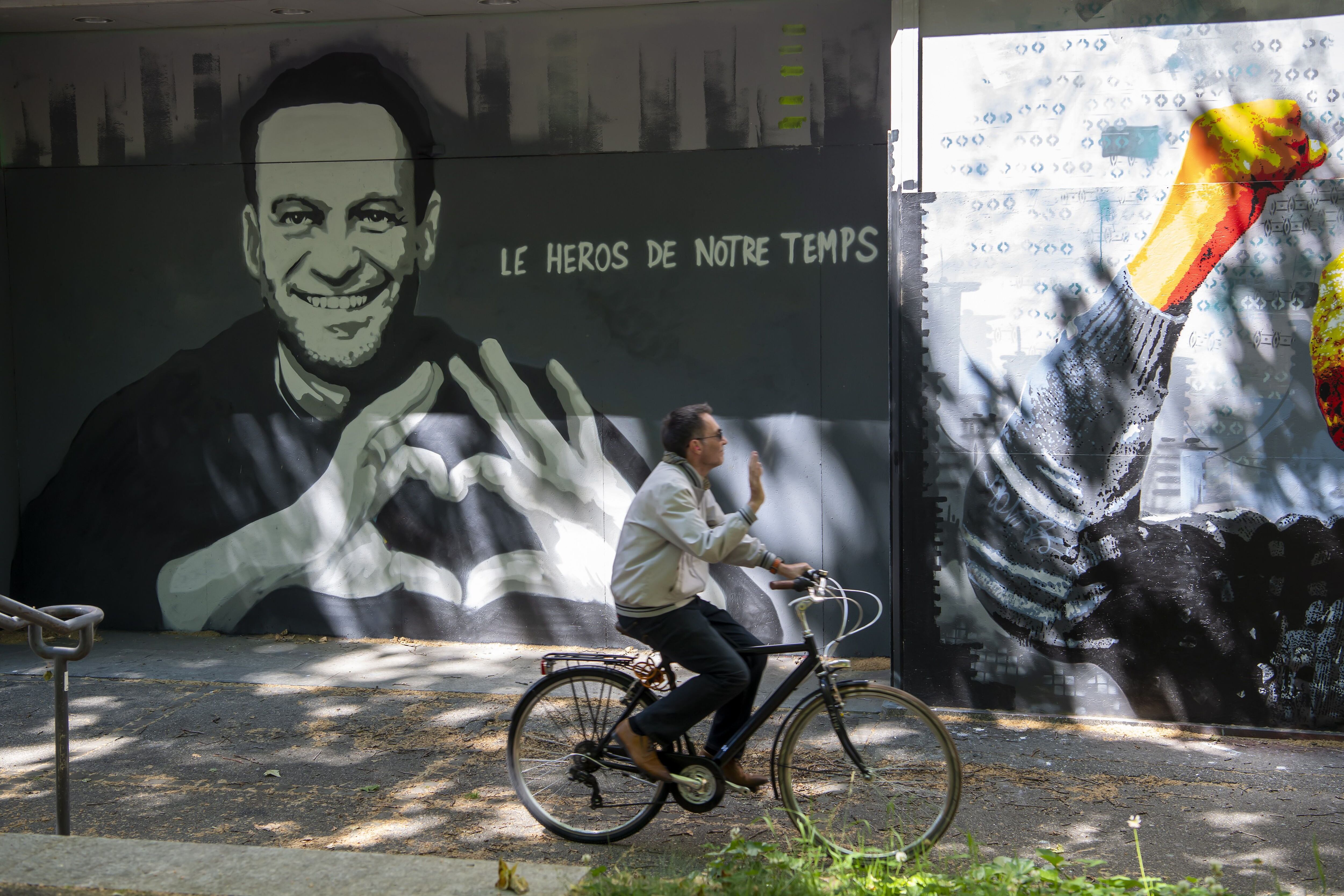 Grafite com o rosto de Navalni e o slogan “o herói do nosso tempo”, no centro de Genebra nesta terça-feira. 