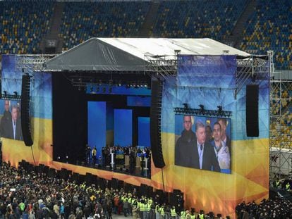 Milhares de ucranios observam o debate entre Poroshenko e Zelenskiy, nesta sexta-feira no Estádio Olímpico de Kiev.