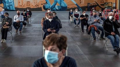 Pessoas esperam sentadas para descartar efeitos secundários após receber a vacina da AstraZeneca, na quarta-feira passada, em Ourense (Espanha).