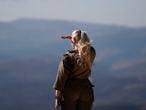 Una militar israelí observa el sur de Líbano, el lunes en las Granjas de Sheba (Altos del Golán).