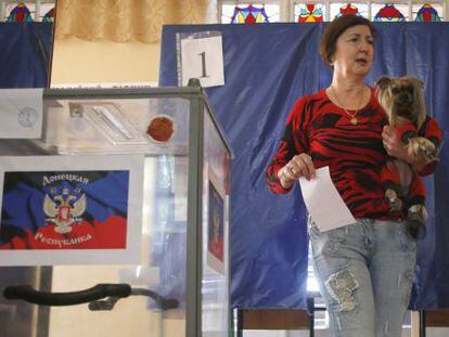 Uma mulher se dirige às urnas para depositar seu voto em Donetsk.
