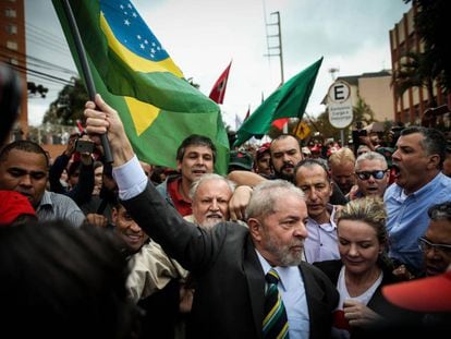 Lula chega para depor.