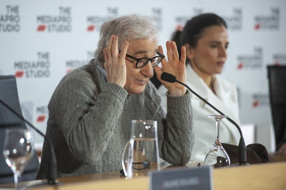 Woody Allen (com Elena Anaya ao fundo) durante uma coletiva de imprensa em julho de 2019 