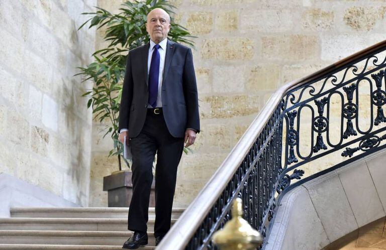 Juppé, pouco antes do seu pronunciamento desta segunda.