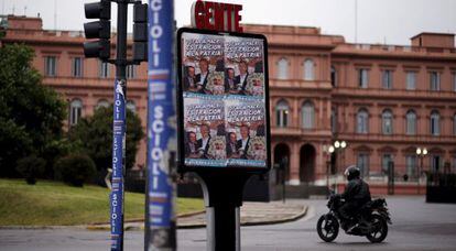 Cartazes contra o candidato Macri e a favor de Scioli em frente a Casa Rosada, em Buenos Aires.
