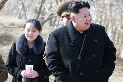 Foto do líder norte-coreano, Kim Jong Un, com sua irmã Kim Yo Jong, datada de 2015.