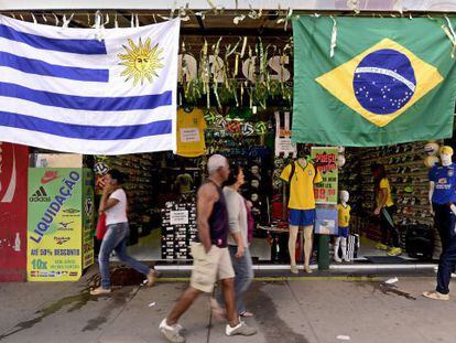 Sete Lagoas, pronta para o Mundial com bandeiras do Brasil e do Uruguai.