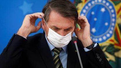 Jair Bolsonaro com uma máscara durante uma entrevista coletiva.